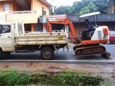 mini excavator loaded without ramps|Loading an excavator onto a truck without ramps .